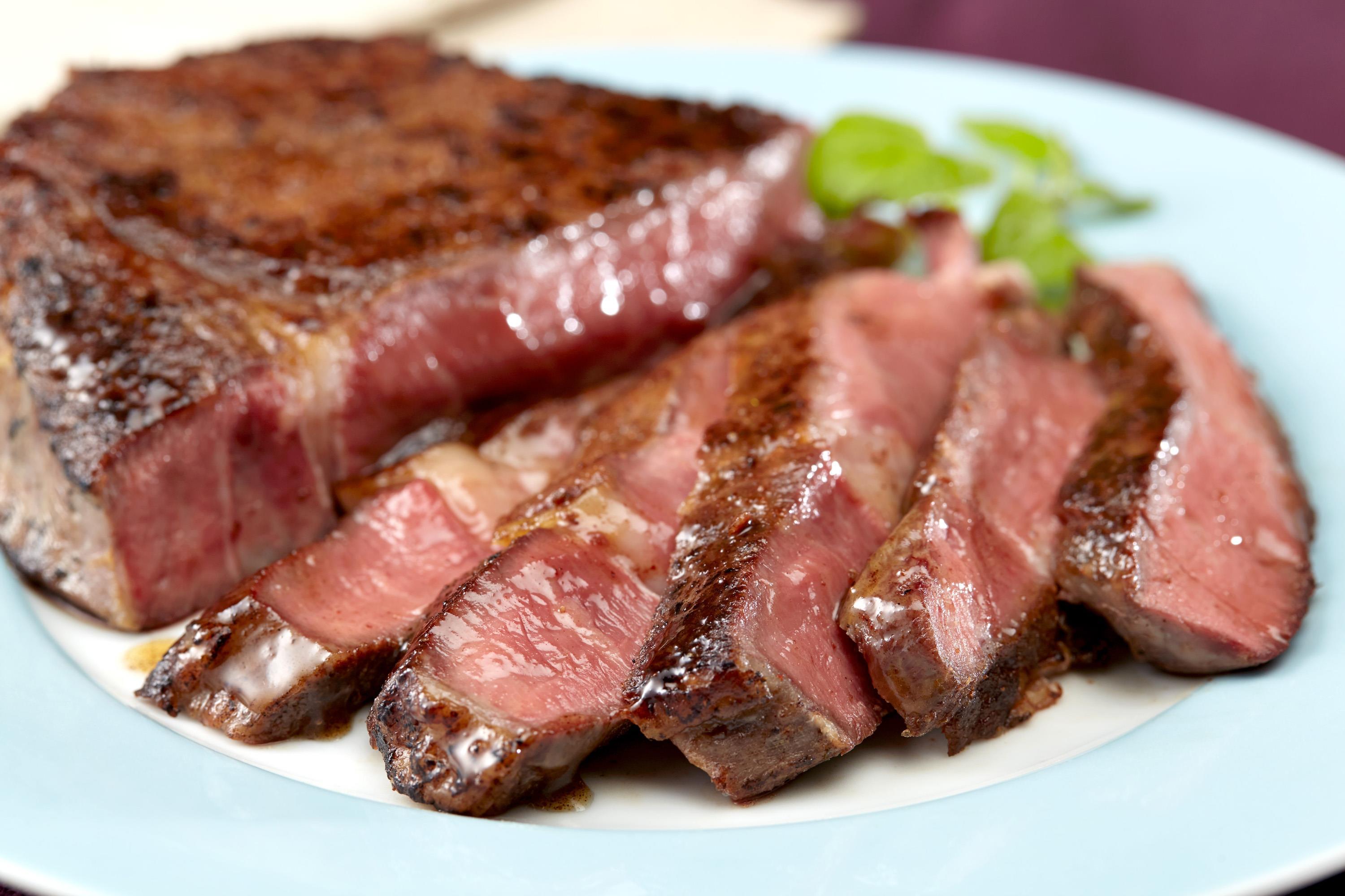 http://circulon.com/cdn/shop/articles/Dry-Rubbed-Skillet-Cooked-Ribeye-1.jpg?v=1584385982