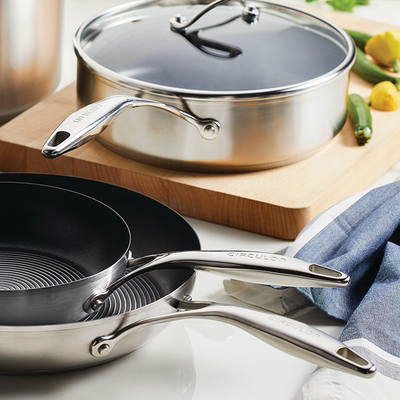 Double-riveted, ergonomic handles are designed to stay cool and provide optimal comfort and control.